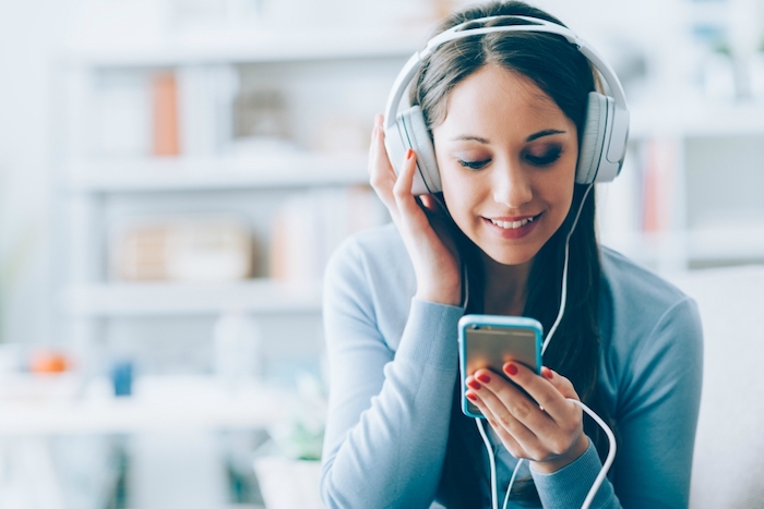 Đeo tai phone và nghe nhạc lớn thường xuyên có thể gây giảm thính lực.